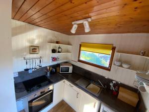 una pequeña cocina con fregadero y ventana en Great Glen Holidays - Chalets, en Fort William