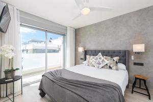 Postel nebo postele na pokoji v ubytování MEDANO4YOU Tejita Dream Penthouse