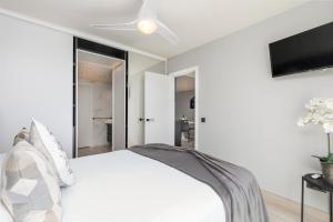 Postel nebo postele na pokoji v ubytování MEDANO4YOU Tejita Dream Penthouse