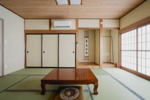 ein Zimmer mit einem Tisch in der Mitte eines Zimmers in der Unterkunft 宿坊-地蔵院 in Kurayoshi