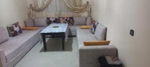 Deroua的住宿－Chambre privé private room Aéroport Mohamed 5，客厅配有沙发和桌子