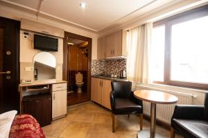 伊斯坦堡的住宿－Sultanahmet Black Pearl Apart Hotel，一间小房间,设有厨房和客厅