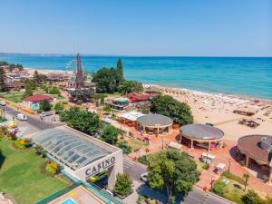 una vista aérea de una ciudad con una playa y el océano en International Hotel Casino & Tower Suites en Golden Sands
