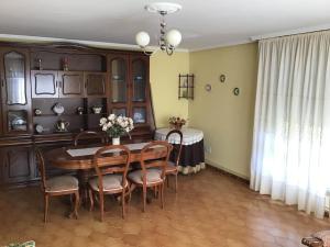uma sala de jantar com mesa e cadeiras em Casa Tino 2 em Montederramo