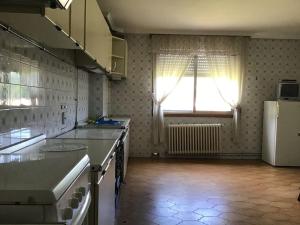 uma cozinha com um frigorífico branco e uma janela em Casa Tino 2 em Montederramo