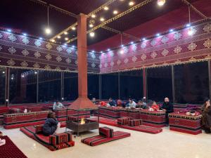 un groupe de personnes assises dans un théâtre dans l'établissement Wadi Rum Travel camp, à Wadi Rum