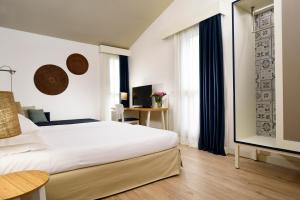 UNA Hotels Naxos Beach Sicilia客房内的一张或多张床位