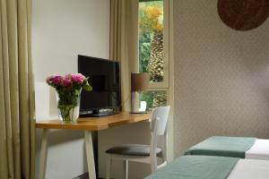 UNA Hotels Naxos Beach Sicilia的电视和/或娱乐中心