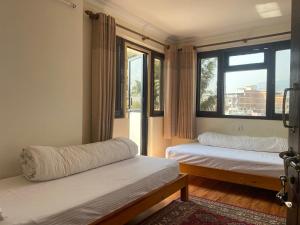 Cama ou camas em um quarto em Birds Nest Hostel