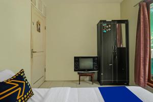 a bedroom with a bed and a tv in it at OYO Life 92258 Kostel 21 Syariah in Semarang