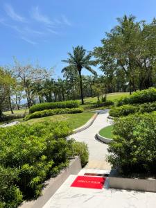 un camino en un parque con una alfombra roja en SkyPark Laguna Phuket, en Bang Tao Beach