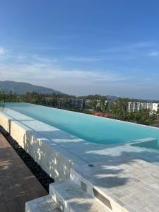 una gran piscina en la parte superior de un edificio en SkyPark Laguna Phuket, en Bang Tao Beach