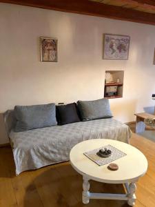 ein Wohnzimmer mit einem Sofa und einem Tisch in der Unterkunft ADORI in Ilirska Bistrica