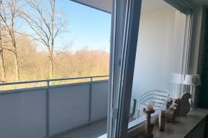 um quarto com uma janela com vista para uma árvore em Apartments Hemer em Hemer