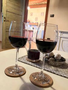 dos vasos de vino tinto sentados en una mesa en ADORI, en Ilirska Bistrica