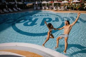 Bazén v ubytovaní Hard Rock Hotel Marbella - Puerto Banús alebo v jeho blízkosti