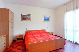 リニャーノ・サッビアドーロにあるVilla Whiteのベッドルーム1室(赤いベッドカバー付)