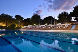 UNA Hotels Naxos Beach Sicilia内部或周边的泳池
