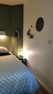 Ένα ή περισσότερα κρεβάτια σε δωμάτιο στο Appart Cosy Green, Océan, Golf, Piscine, Wifi