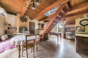 cocina con mesa y escalera en una habitación en Villa Lorna - 2 maisons - piscine privée en Aups
