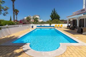 - une piscine d'eau bleue dans l'arrière-cour dans l'établissement Casa Figueira, à Carvoeiro