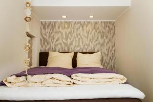 sypialnia z łóżkiem z głową w obiekcie Ferienhaus Saar-Traum w mieście Saarburg