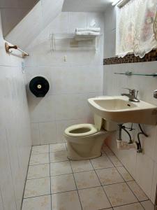 Bathroom sa Ching Ji Ming Inn