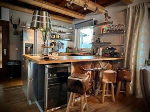 una cucina con bancone e sgabelli in una stanza di Kleines Ferienhaus a Verditz
