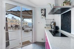 uma cozinha com vista para uma sala de estar em Bahía del Amanecer em Santa Cruz de Tenerife
