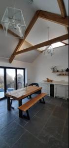 uma cozinha com uma mesa de madeira num quarto em Pass the Keys Character country cottage with scenic castle views em Llandeilo