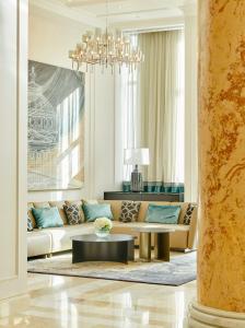 - un salon avec un canapé et une table dans l'établissement InterContinental Athenee Palace Bucharest, an IHG Hotel, à Bucarest
