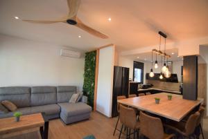 ein Wohnzimmer und ein Esszimmer mit einem Tisch und einem Sofa in der Unterkunft 399-Casa moderna con amarre 14m y piscina privada in Empuriabrava