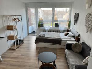 un soggiorno con letto e divano di KnocksCasa4You 1 Zimmer Appartement Nr 5 direkt in Marburg a Marburg an der Lahn
