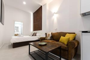 salon z kanapą i stolikiem kawowym w obiekcie Apartamento amplio y coqueto a solo 750m Bernabeu w Madrycie