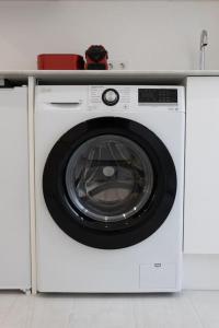 biała pralka na blacie w obiekcie Apartamento amplio y coqueto a solo 750m Bernabeu w Madrycie