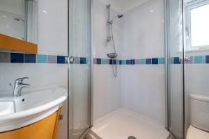 ウェイドブリッジにあるBlue Ridgeのシャワー、洗面台、トイレ付きのバスルーム +38枚の写真