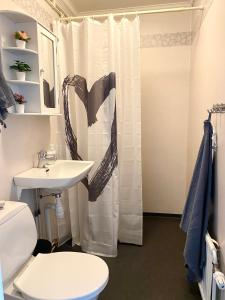 Koupelna v ubytování Mysig lägenhet i Tibro centrum