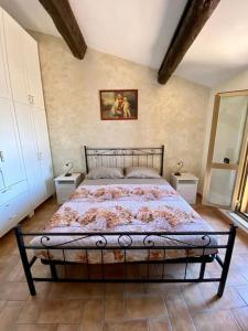 1 dormitorio con 1 cama con 2 mesitas de noche en Center Ariccia, en Ariccia