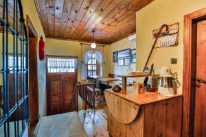 A kitchen or kitchenette at Kum Pansiyon