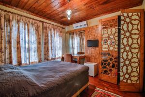 A bed or beds in a room at Kum Pansiyon