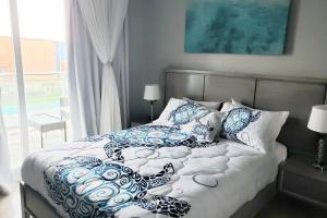 Postel nebo postele na pokoji v ubytování Stunning Chic Condo next to Hard Rock Punta Cana
