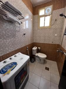 Koupelna v ubytování أجنحة ورد للشقق المخدومة + 29 fotografií