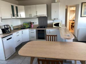 Kuchyň nebo kuchyňský kout v ubytování Maison familiale accueillante à Saint-Michel-en-l'Herm avec jardin + 14 fotografií