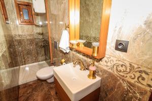 A bathroom at Kum Pansiyon