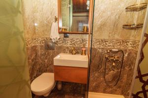 A bathroom at Kum Pansiyon