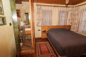 A bed or beds in a room at Kum Pansiyon