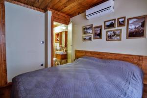 A bed or beds in a room at Kum Pansiyon