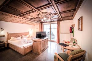 سرير أو أسرّة في غرفة في HAUSEREI Design & Kräuterhotel