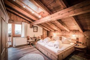 سرير أو أسرّة في غرفة في HAUSEREI Design & Kräuterhotel