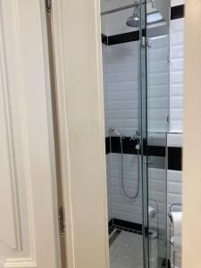 La salle de bains est pourvue d'une cabine de douche en verre. dans l'établissement Garay Center Relax, à Budapest